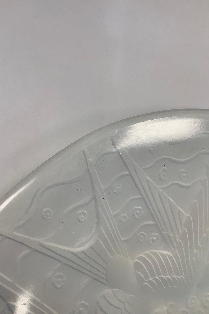 Fransk Kunstglas fad af Pierre d'Avesn med svaler