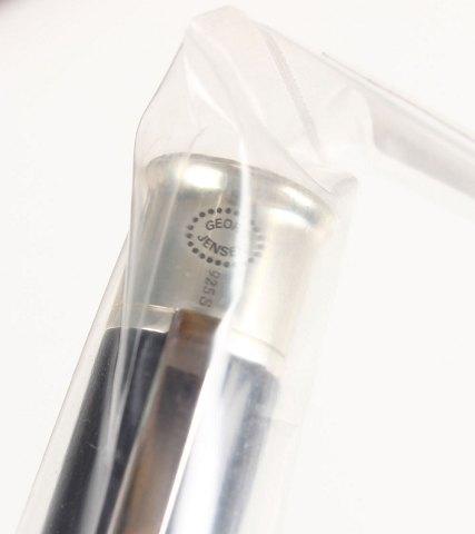 Georg Jensen. Fyldepen af sterlingsølv, med bordeaux kinalak, pennespids af 18K. Fin Spids