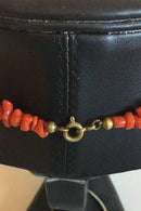 Halscollier trukket med røde koralsplitter