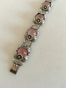 N.E. From スターリングシルバーにピンククォーツをあしらったブレスレット。