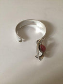 N.E. From ピンクの石を使ったブレスレット