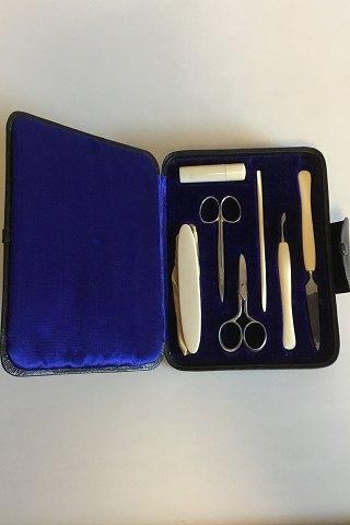 Nagelset/Pediküre-Set im Etui mit schwarzem Skai überzogen. Griffe der Beine