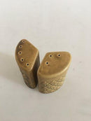 「Relief」ソルト＆ペッパーセット。ストーンウェア。Jens Quistgaard。B&G / Kronjyden。