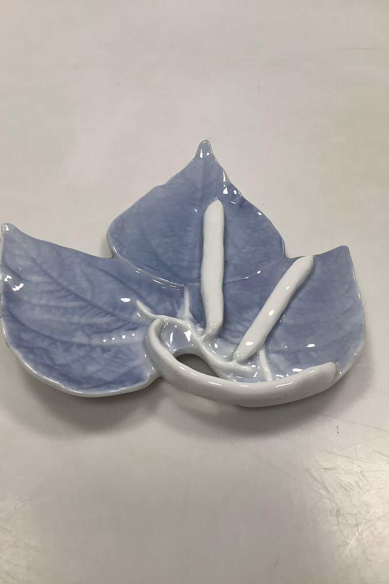 Royal Copenhagen Art Nouveau Skål formet som blad med frugter No 2/7