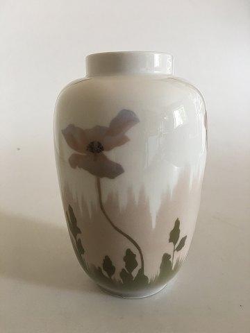Royal Copenhagen Art Nouveau Vase med Lyserøde Blomster No 135/18