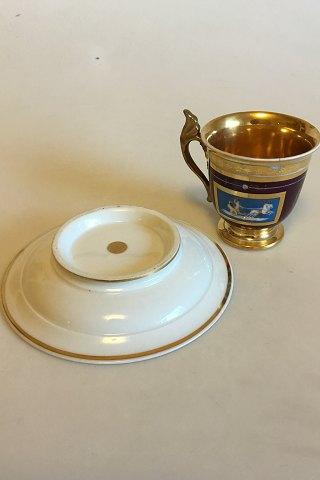 Royal Copenhagen Empirekop i Sevresstil dekoreret med stridsvogne og kvindesilhuet. Fra 1820-1850