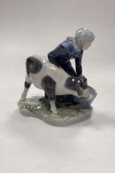 Royal Copenhagen Figur Pige med Kalv Nr. 779