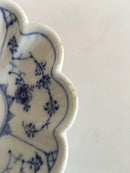 Royal Copenhagen Blauer geriffelter gewölbter Teller mit Henkel Nr. 2013