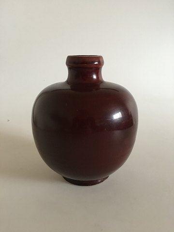 Royal Copenhagen Steinzeug Vase in Oxblood Glasur sang de boeuf Nr. 97/43