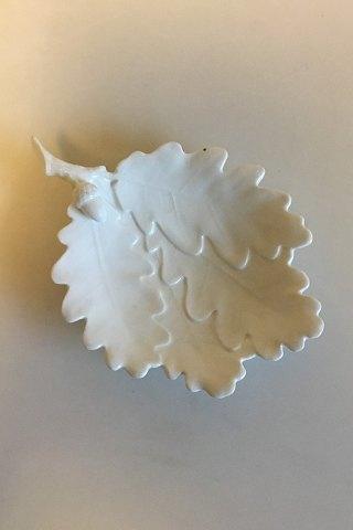 Royal Copenhagen Schale im frühen Jugendstil. Geformt als Eichenzweig mit Blättern und Eicheln.