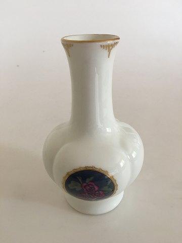 Royal Copenhagen Vase No 1981/1557 med Guldkant og Blomstermotiv