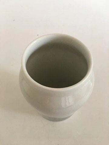 皇家哥本哈根第2253/1217号花瓶，带有两个白鸭子的风景图案