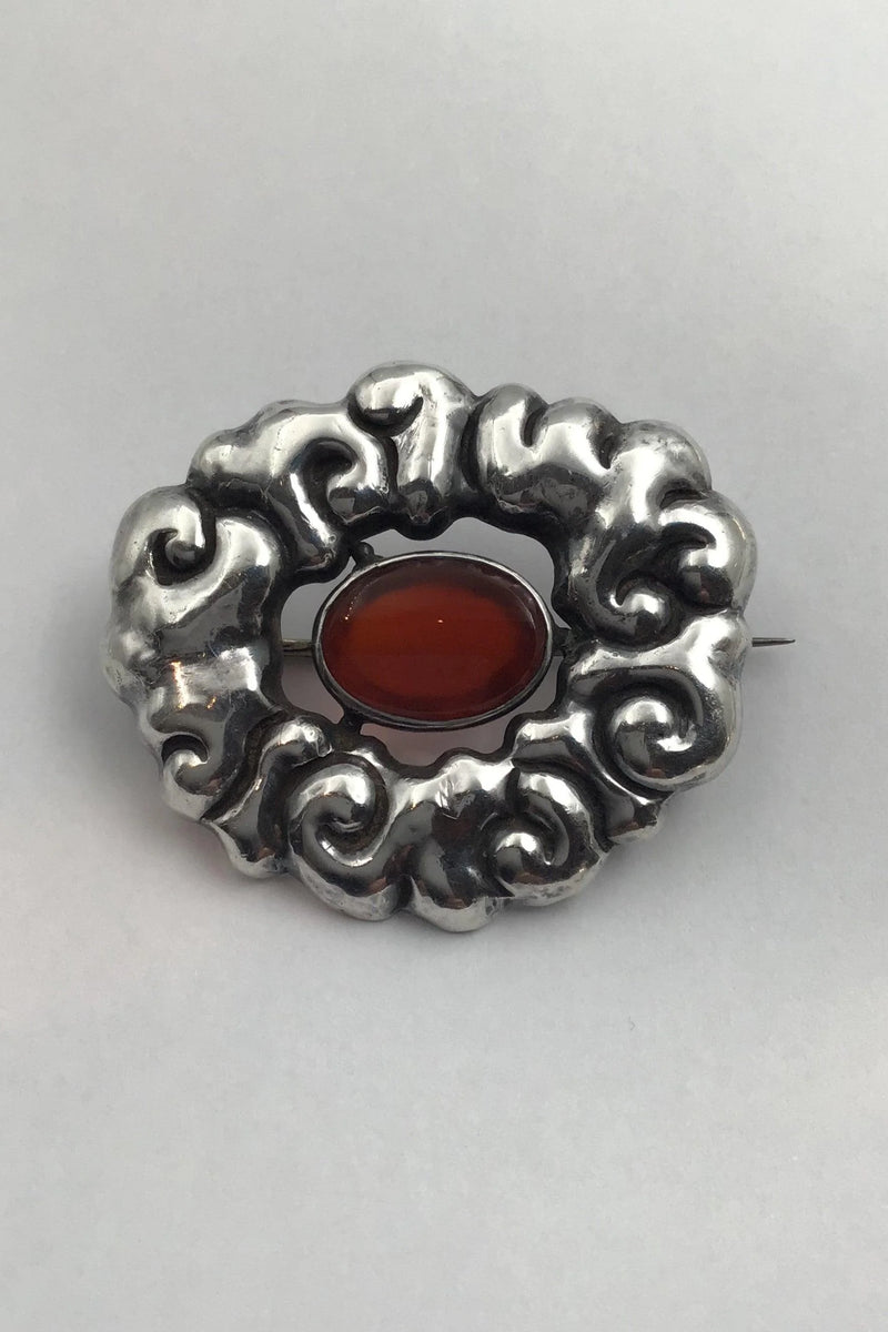 Thorvald Bindesbøll / Holger Kyster Sølv Broche med Rav