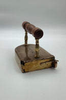 Skandinavisk butsnudet strygejern i messing fra slutningen af 18. århundrede