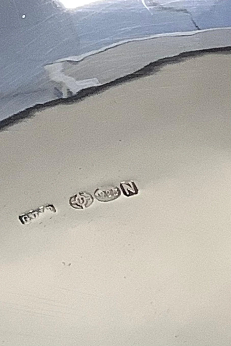 Georg Jensen Sterling Sølv Drueopsats / Drueskål No 263B.  Måler 19 cm / 7 31/64 in. x 18.5 cm / 7 9/32 in. dia.  Vejer 600 gram / 21.15 oz.