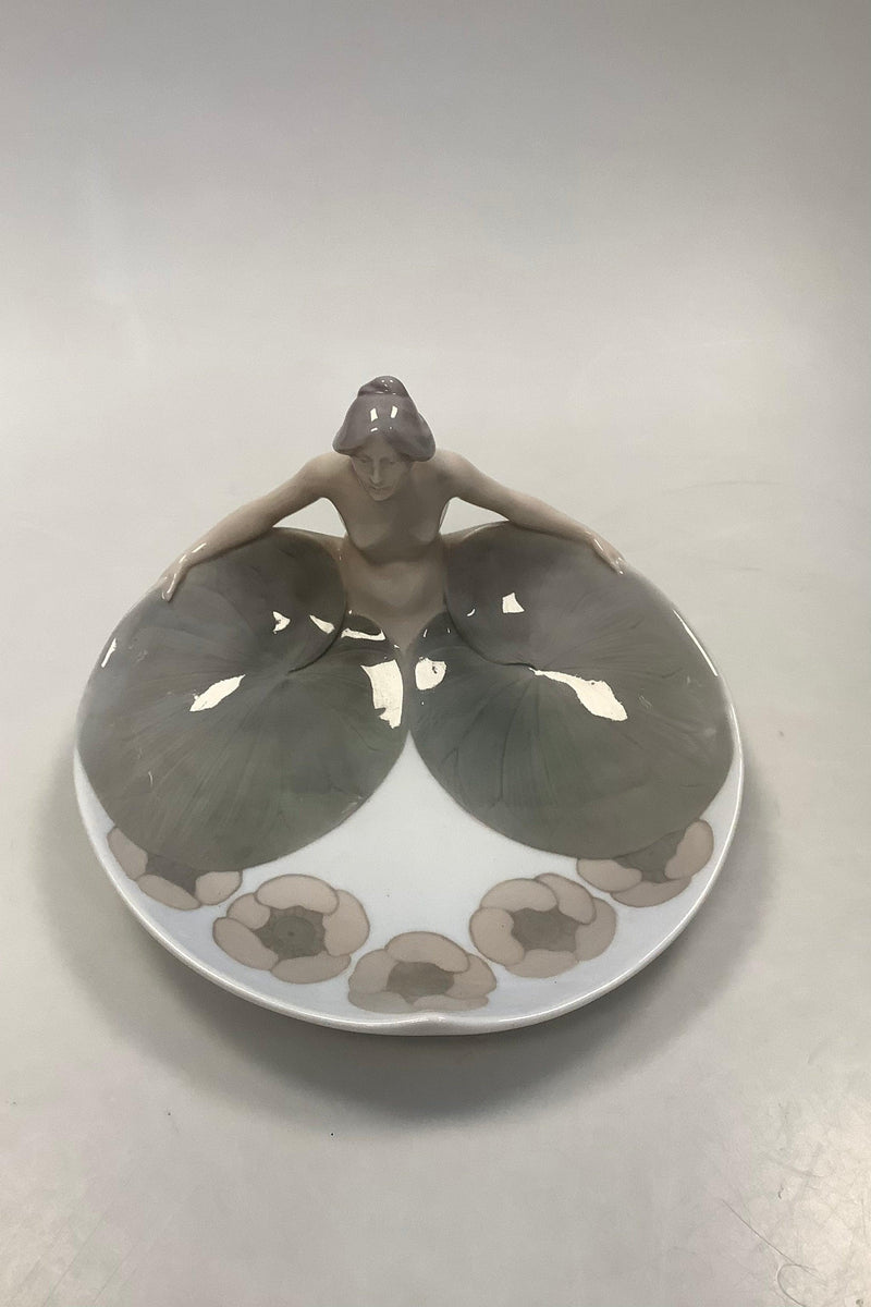 Royal Copenhagen Art Nouveau Dame med åkander No 2469