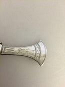 斧头形状的银质胸针