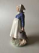 Royal Copenhagen Figur Pige med Frokost No 815