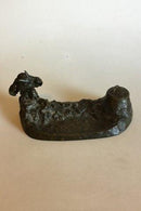 带墨盒的青铜笔架。装饰有猫头鹰