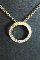 Chain in 14K. White gold with round pendant with 30 small stones