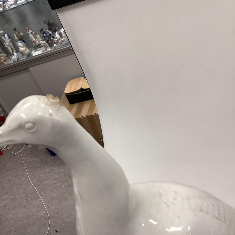 Royal Copenhagen figur af påfugl på kugle. Designet af Arnold Krog.