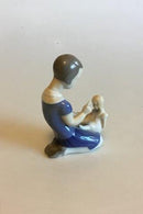 Bing & Grondahl Figur eines Mädchens mit Puppe Nr. 2191