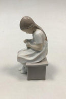 ビング＆グロンダール スツールの上で刺繍をする少女のフィギュア No 1879