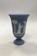Wedgewood Blå vase på fod med dekoreret med offerkar og Amor. Måler 19 cm(7 31/64 in.)
