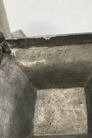 Et par hammerslåede tinlysestager med firkantet base