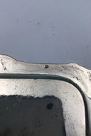 印有盾徽的银质小托盘