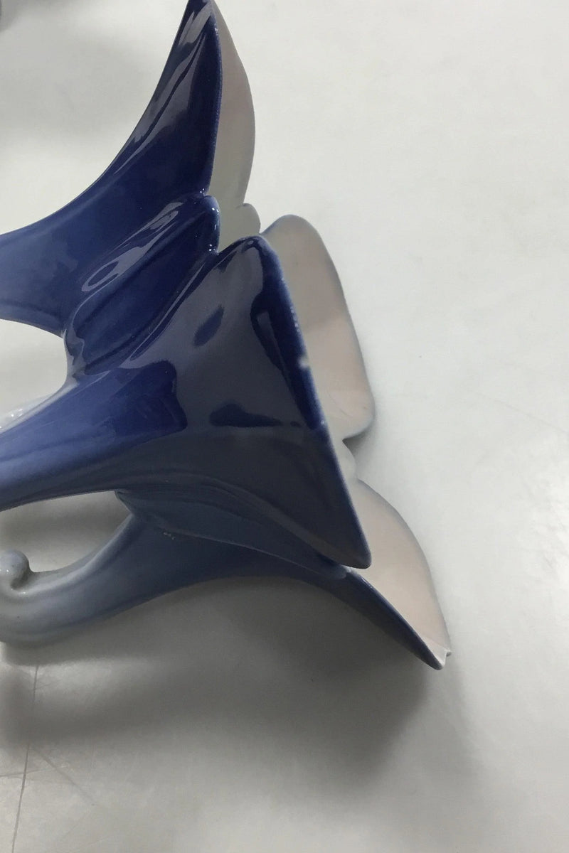 Bing og Grøndahl Art Nouveau To kuvertvaser i form af en blomst, opsat på fire fødder. No 5001