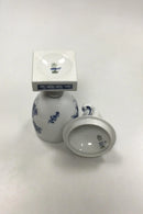 Royal Copenhagen Blå Blomst Svejfet Lågpokal med putti på låger No 1754