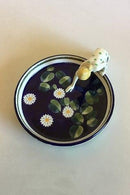 Aluminia Fajancefigur/fad "Pige, der plukker åkander". Designet af Harald Slott-Møller i 1905 No 525/397