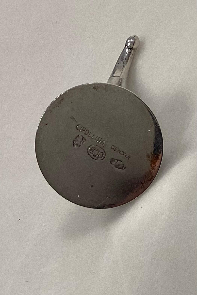 シルバーの台座にパイプのミニチュアモデル。