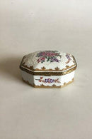 Französische Porzellandose mit vergoldeter Bronzefassung und handgemalten Blumen&