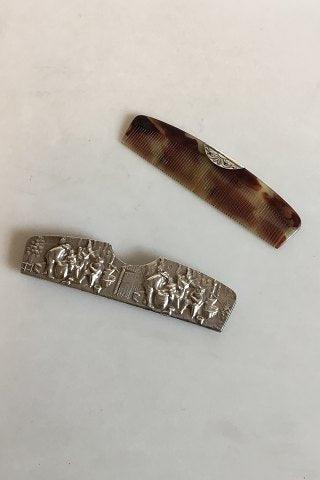 Håndkam med sølv holder med motif i relief