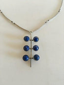 N.E. From Halskette mit Anhänger aus Sterlingsilber und mit Lapislazuli