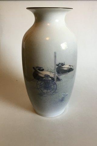 Royal Copenhagen Gulvvase af Porcelæn med dekoration af køer i landskab. Gotfred Rode