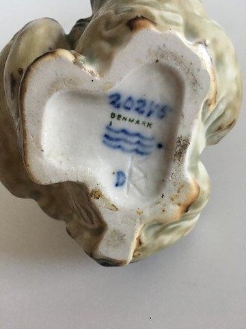 Royal Copenhagen Stentøjs Figur af Barn med Bjørn No 20245