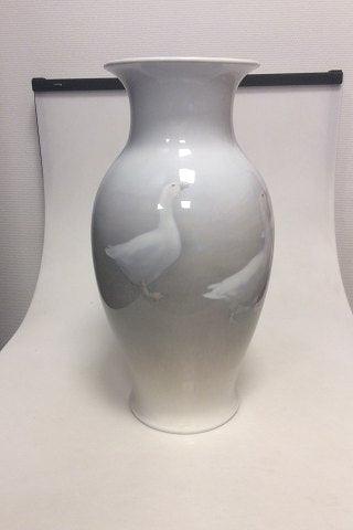 Royal Copenhagen Unika Vase af Gotfred Rode fra den 8. Oktober 1927 med 6 Gæs