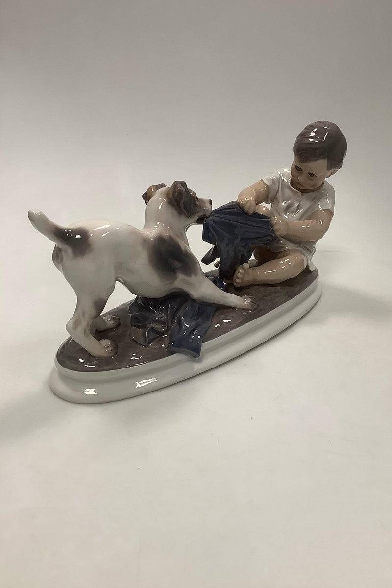 Dahl Jensen Figur af Glathåret foxterrier i leg med dreng No 1072 - Danam Antik