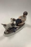 Dahl Jensen Figur af Glathåret foxterrier i leg med dreng No 1072 - Danam Antik