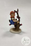 M.J. Hummel Porcelæn Figur af Pige i Træ No. 141