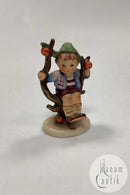 M.J. Hummel Porcelæn Figur af Dreng i Træ No. 142