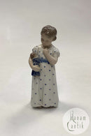 Royal Copenhagen Figur No. 3539 Pige med Dukke