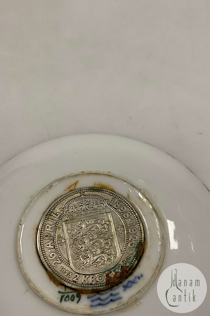 Royal Copenhagen  Musselmalet Helblonde Askebæger / Platte med Sølvmønt No 1/1009