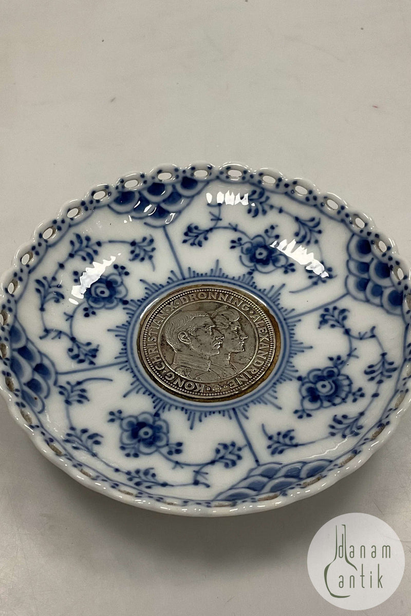 Royal Copenhagen  Musselmalet Helblonde Askebæger / Platte med Sølvmønt No 1/1009
