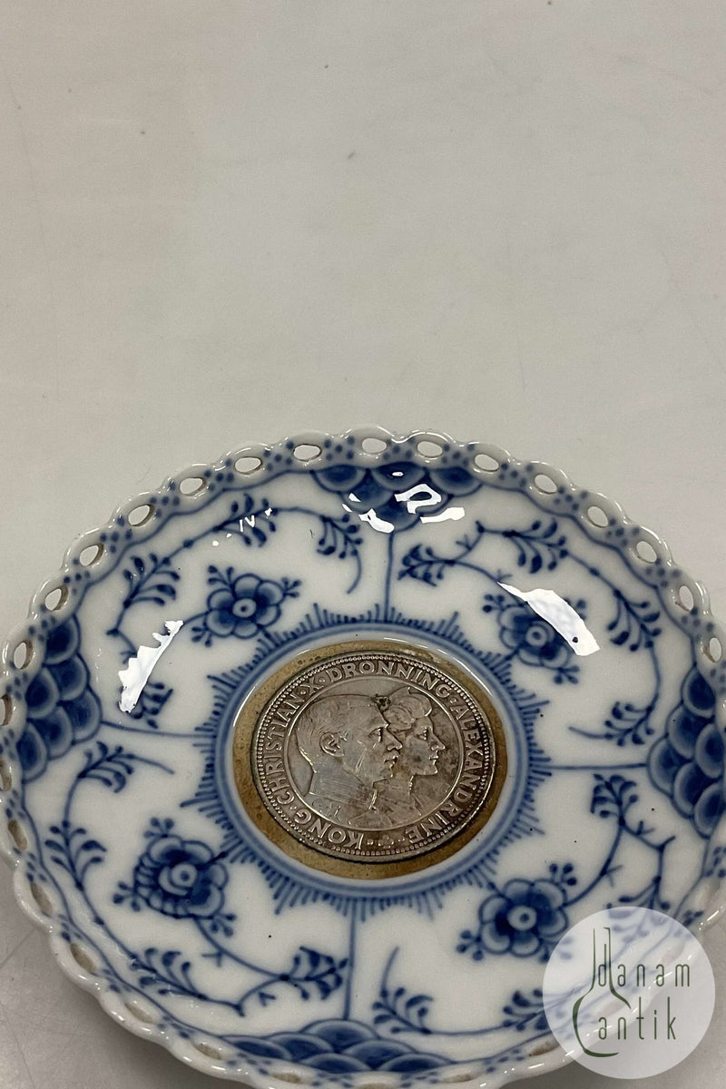 Royal Copenhagen Musselmalet Helblonde Askebæger / Platte med Sølvmønt No 1/1009