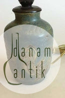 炻器花瓶安装成灯。设计者：Bode Willumsen