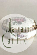 Französische Porzellandose mit vergoldeter Bronzefassung und handgemalten Blumen&